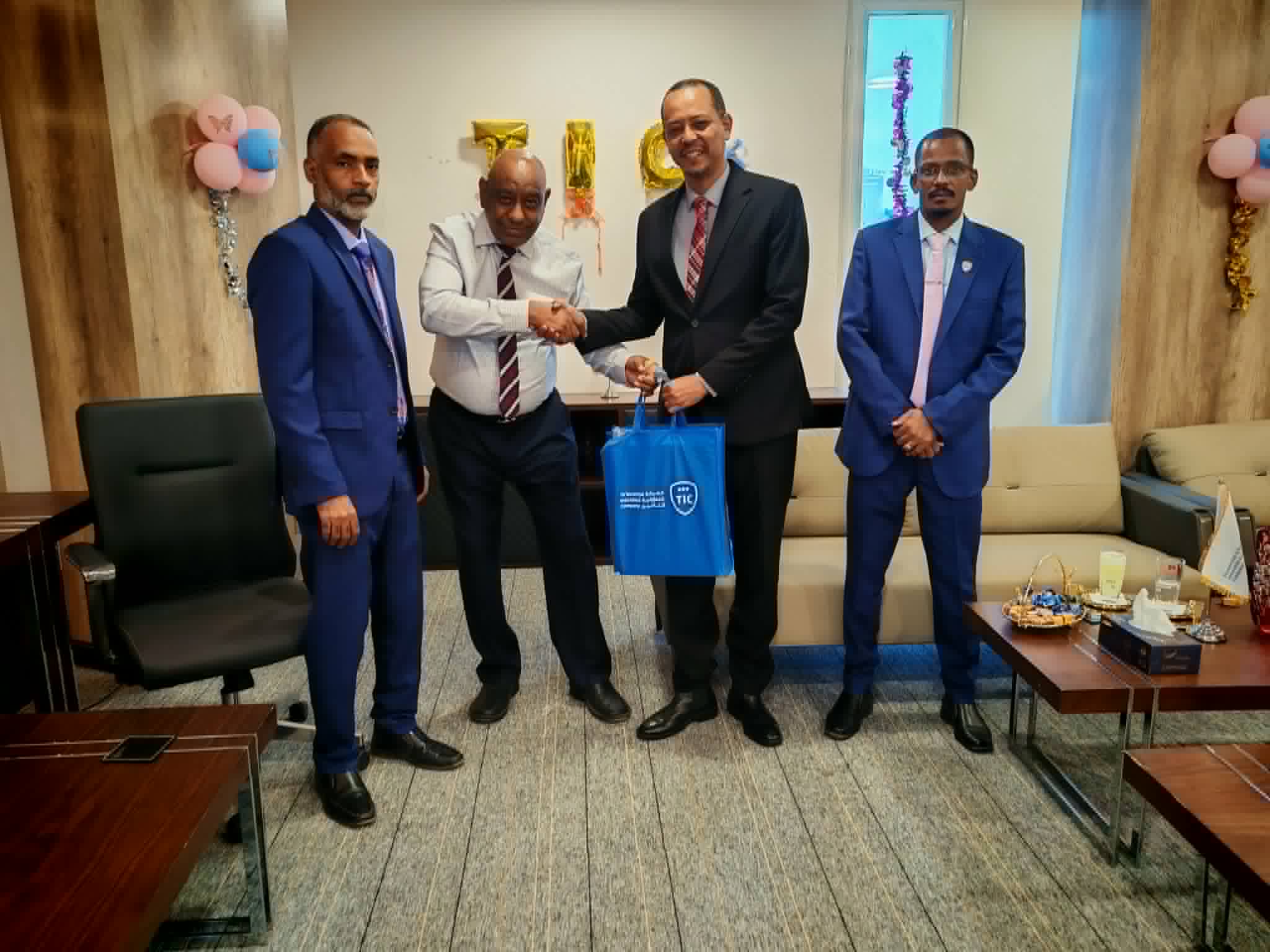 ترحيبٌ حار وزيارة متميزة.. أ. طلال أبوبكر يُبارك للشركة التعاونية للتأمين افتتاح صرحها الجديد بالمقرن